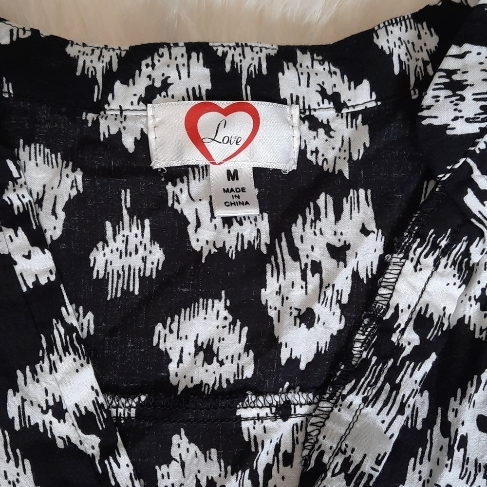 LOVE Black & White Vneck  Crop Top - Picture 2 of 4